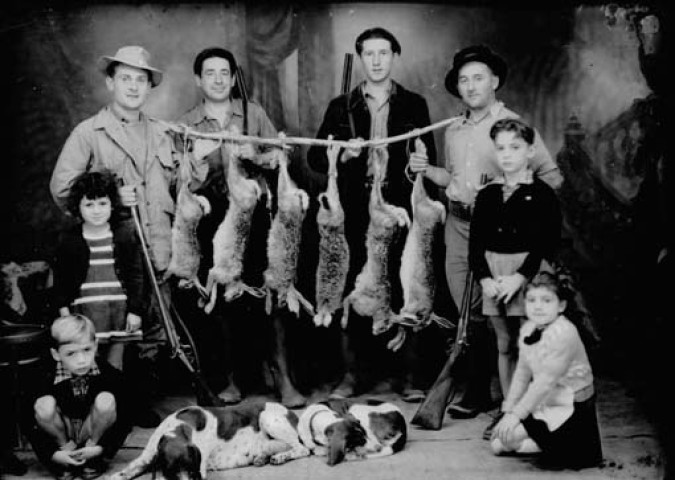 Chasseurs posant avec leurs gibiers