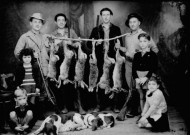 Chasseurs posant avec leurs gibiers