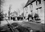 Enfants devant la mairie