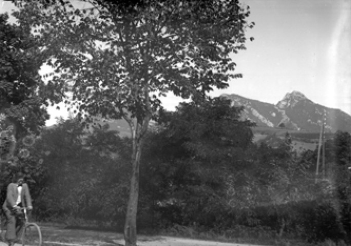 Un paysage, un homme sur son vélo au premier plan