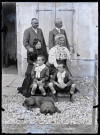 Portrait de groupe : un couple à gauche, deux petits garçons et un chien couché à leurs pieds, Maurice Peting de Pagnoz et son épouse Mathilde Coutemoine à droite.