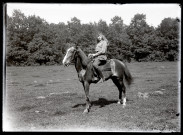 Portraits du Corps des forestiers canadiens et autres troupes : femme en uniforme à cheval.