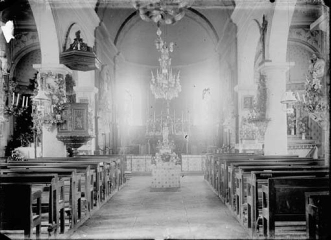Intérieur de l'église. Besain