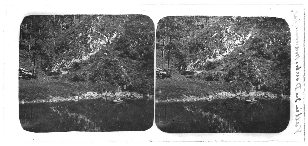 Vallée du Doubs, Mauvais Pas : une barque sur un plan d'eau.