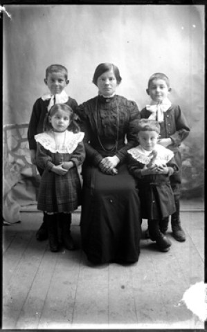Une femme avec quatre enfants