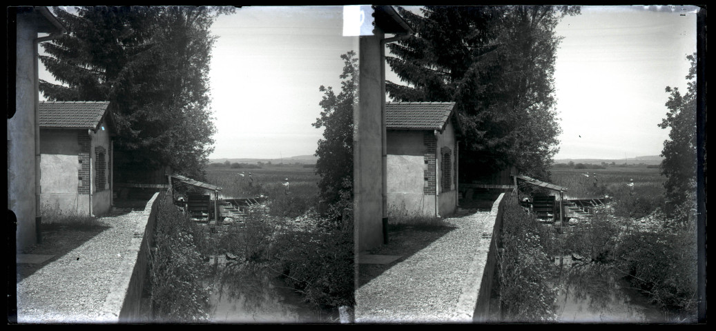 Vue sur l'Angillon prise depuis le devant de la maison Coutemoine à Vers-en-Montagne, une roue à aubes et trois pêcheurs en arrière-plan.
