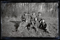 Portraits du Corps des forestiers canadiens et autres troupes : groupe de militaires assis dans l'herbe.