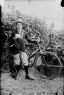 Enfant Robert Paget avec son vélo. Nozeroy