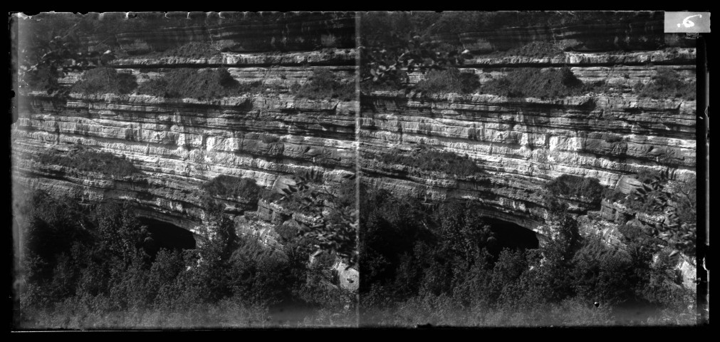 Cours du Hérisson, rive droite, près de Ménétrux-en-Joux : la grotte Lacuzon.