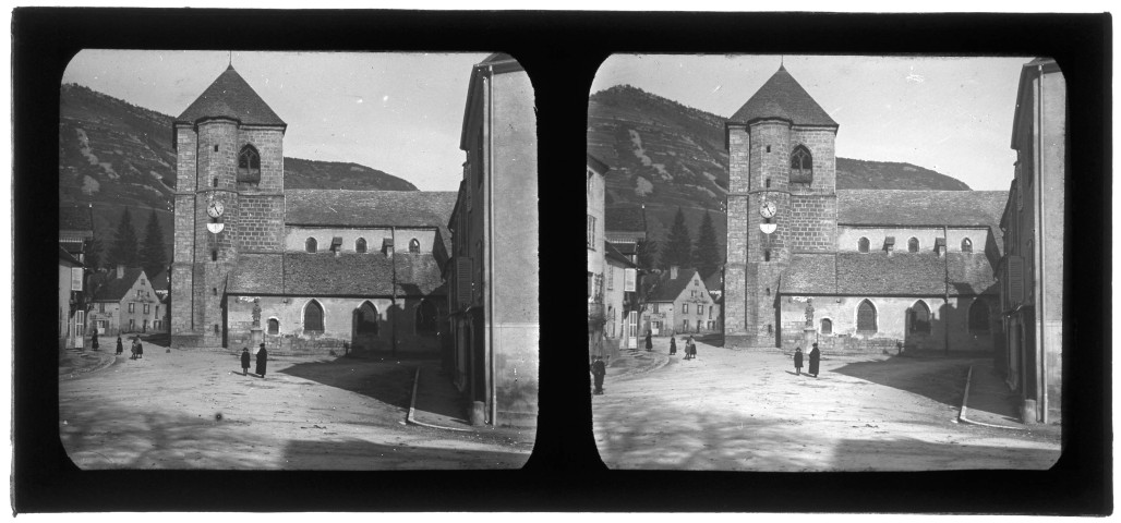 Eglise de l'Assomption et place du village de Vuillafans.