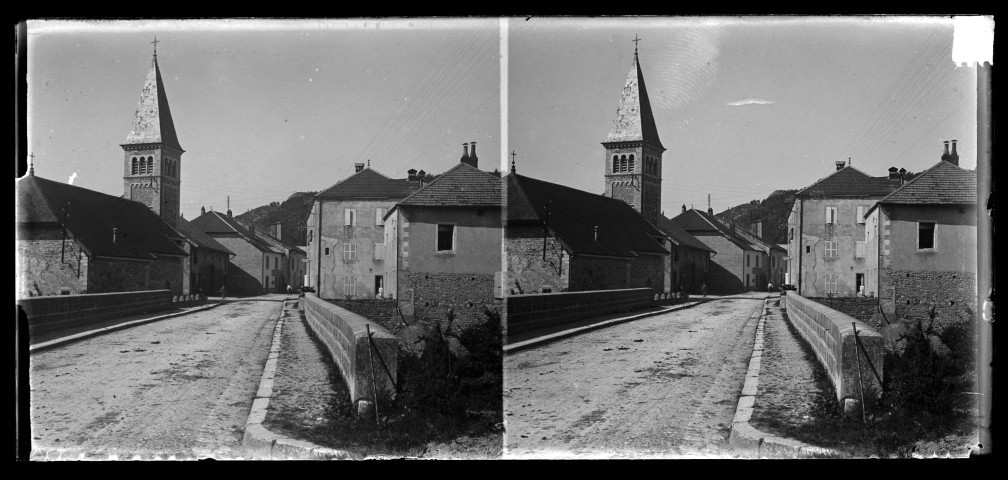 Rue des Planches-en-Montagne et clocher de l'église.