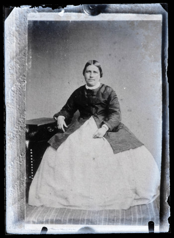 Reproduction du portrait d'une femme assise portant une robe à crinoline.