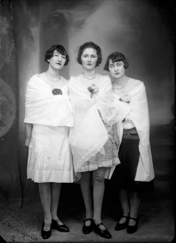 Trois jeunes filles. Lucienne Lambert. Mignovillard