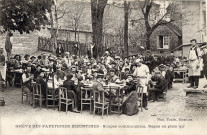Grève des Papeteries Bizontines. Soupes communistes. Repas en plein air. Besançon.
