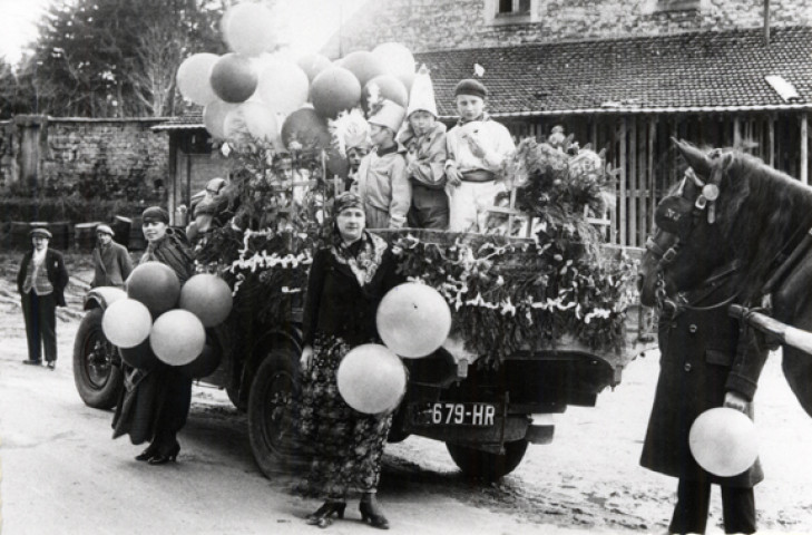 Champagnole (Jura). Carnaval des années 1930 à Champagnole. Préparation du défilé au Quartier du parc. Genlis (21), Optique Sociale.