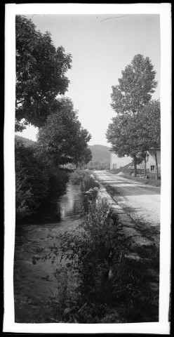 Route le long d'un cours d'eau à Gilley.