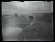 Pont Gué Belin (ou pont Vieux Belin), deux vélos sont couchés dans l'herbe, une personne est debout dans le cours d'eau.