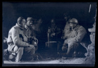 Soldats assis dans une cagnat, un abri de tranchée.