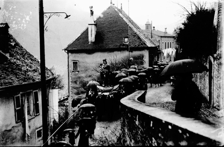 Procession sous la pluie