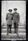 Portraits du Corps des forestiers canadiens et autres troupes : deux militaires canadiens sur des marches.