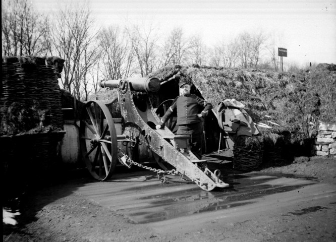 Militaire devant un canon. Belfort. 1915