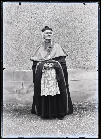 Reproduction du portrait d'un prêtre en tenue d'apparat.