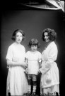 Deux jeunes filles Duchênes avec un enfant. Nozeroy