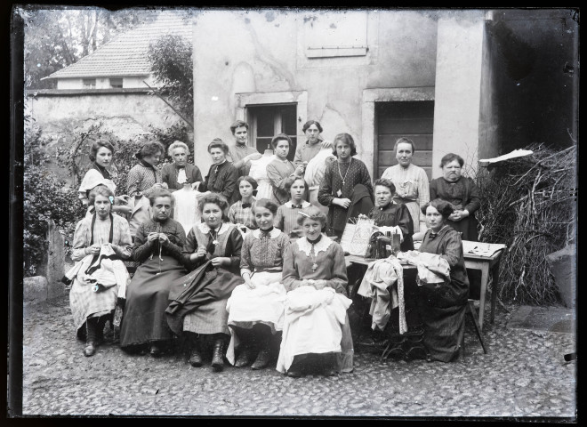 Groupe de couturières dans la cour de l'école Saint-Laurent de Vers-en-Montagne.