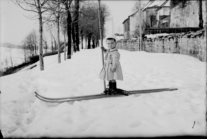 Enfant sur des skis