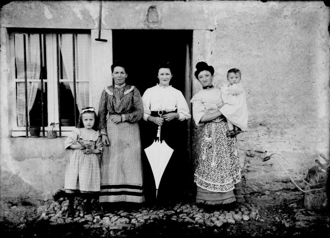 Trois femmes avec deux enfants