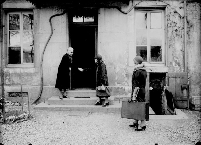 Trois femmes se disant au revoir sur le pas de la porte