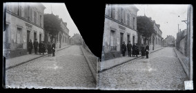 En revenant de la mairie de Romainville, rue Abbé-Houël, août 1922. Mariage Jean Rameaux et Renée Vareille (le couple est à droite).