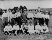 Reproduction. Une équipe de football. Gare. Boujeailles