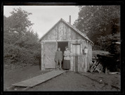 Exploitation de la forêt de la Joux par les soldats canadiens : Agathe Coutemoine et un militaire à la porte d'un baraquement en bois.