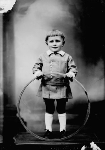 Enfant Bourgeois avec un cerceau. Esserval