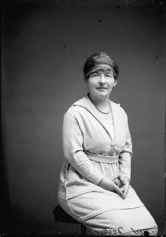 Une femme Baud. Docteur. Salins