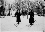 Personnes sur des skis