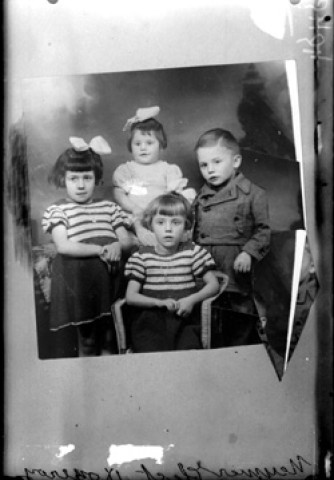 Reproduction. Quatre enfants Meunier. Electricien. Nozeroy