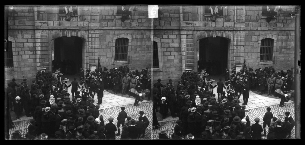 Cavalcade à Lons-le-Saunier sur le thème de la locomotion à travers les âges : foule devant l'hôtel de ville.