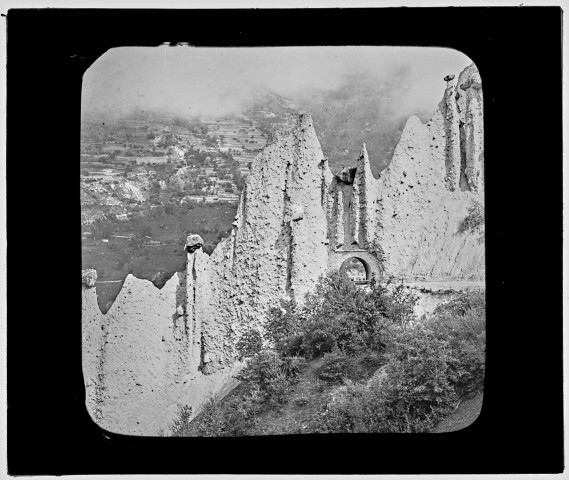 Reproduction d'une vue intitulée "Pyramides d'Euseigne. Valais".