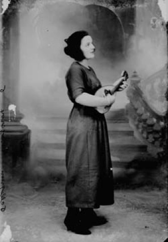 Jeune fille Pelligrini avec un instrument de musique. Nozeroy