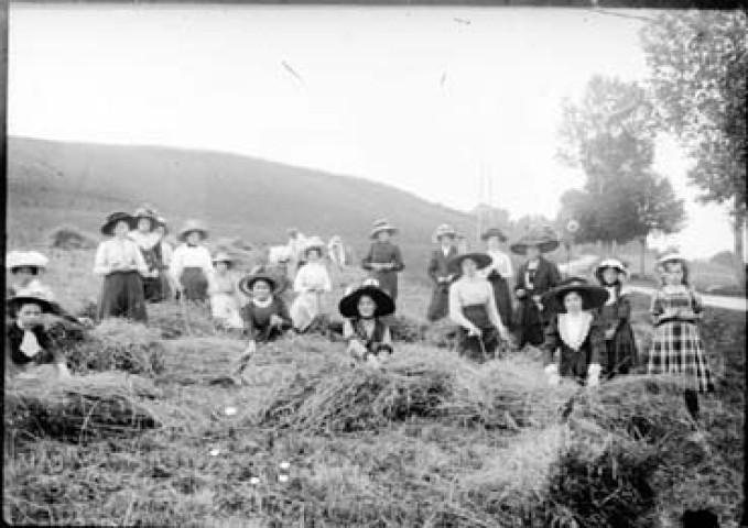 Jeunes filles dans un champ, période des foins
