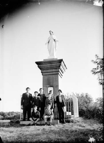 Groupe devant une statue