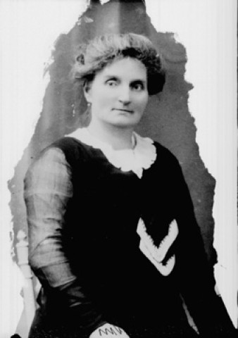 Reproduction. Une femme Chauvin. Censeau