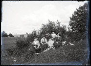 Quatre femmes assises dans l'herbe, des bouquets dans les bras. A gauche Anne Coutemoine, à droite sa fille Agathe Rameaux.