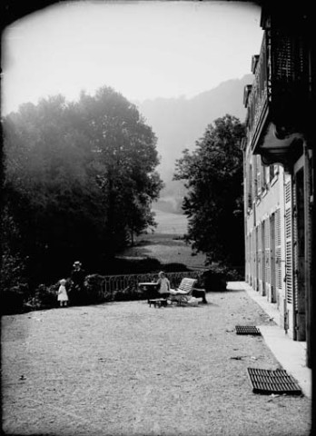 Personnes sur une terrasse. Vaux-sur-Poligny