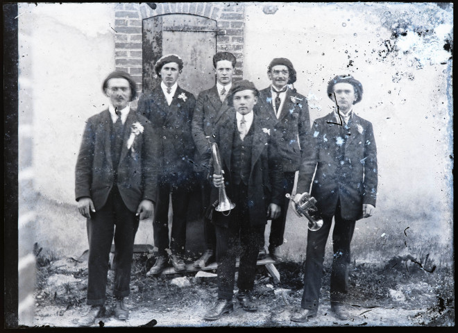 Portrait de groupe de six jeunes conscrits tenant des clairons, dont Gabriel Tribut et Robert Putod.