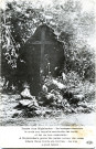 Guerre 1914-1918. Tombe d'un Highlander. La tunique recouvre la croix sur laquelle sont écrits ces mots : "il fut un bon camarade". Paris E.L.D.