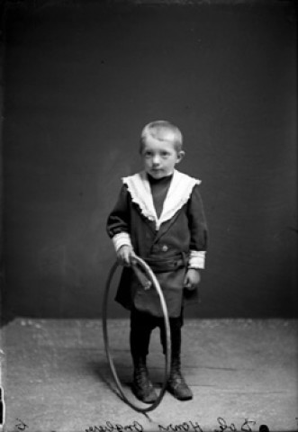 Enfant Henri Dole. Onglières