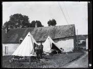 Soldats canadiens à Vers-en-Montagne pour l'exploitation des bois de la Fresse : deux militaires devant une tente près de la maison d'Agathe Coutemoine Parc.